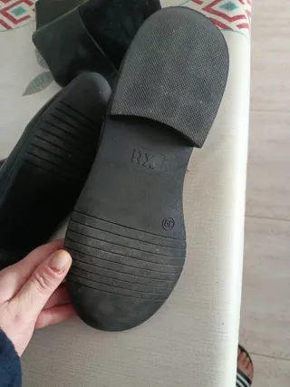 Botas altas planas negras lleva elástico y da más