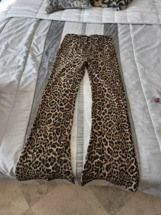 Pantalones campana estampado leopardo