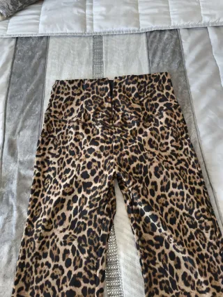 Pantalones campana estampado leopardo