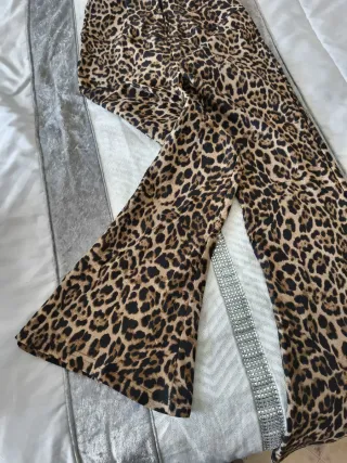 Pantalones campana estampado leopardo