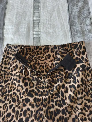 Pantalones campana estampado leopardo
