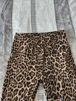 Pantalones campana estampado leopardo