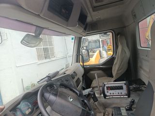 Renault Keras 410 con grúa y volquete