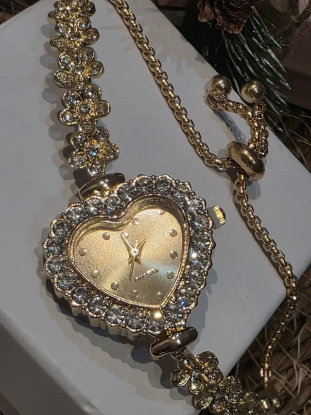 Relógio de Pulso Coração Dourado