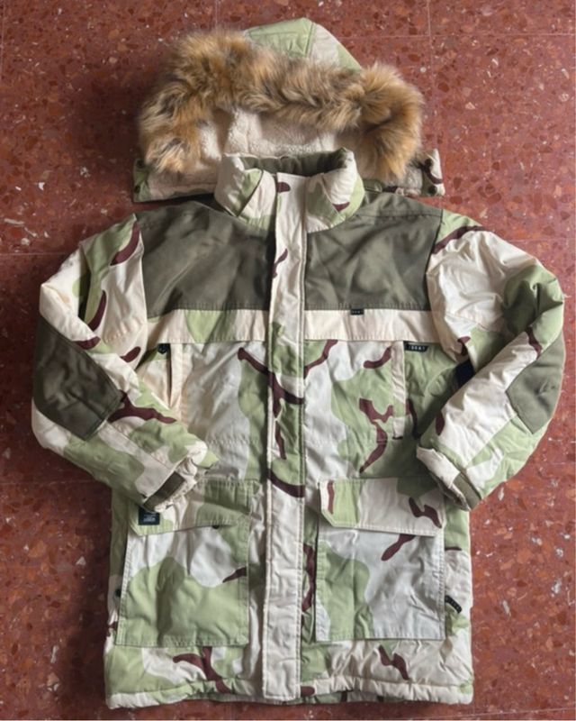 Abrigo con capucha y pelo