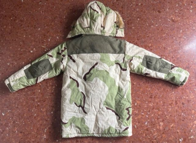 Abrigo con capucha y pelo