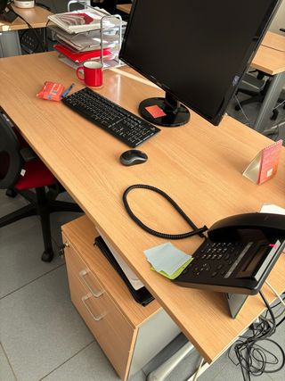 Tavolo da ufficio con cassettiera