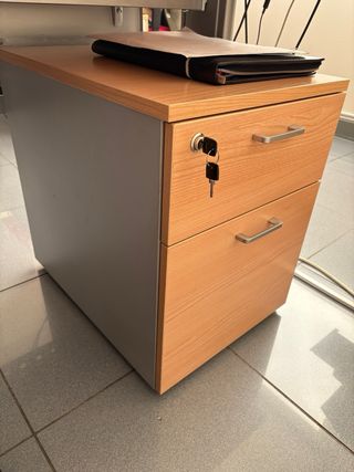 Tavolo da ufficio con cassettiera