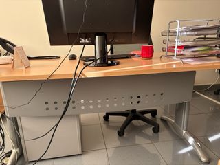 Tavolo da ufficio con cassettiera