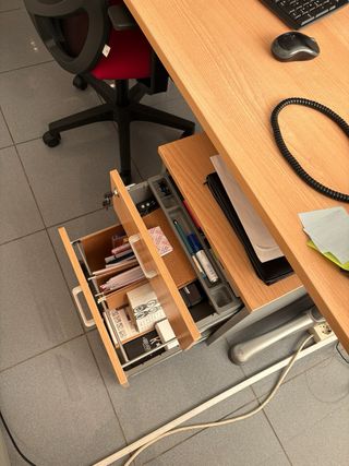 Tavolo da ufficio con cassettiera