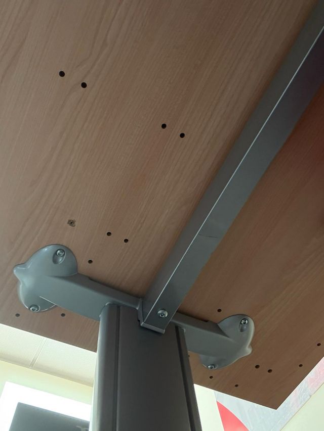 Mesa de oficina com gaveteiro