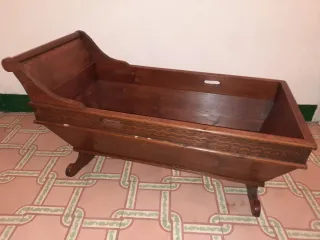 Cuna de madera antigua