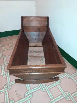 Cuna de madera antigua