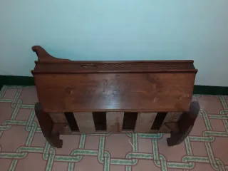 Cuna de madera antigua