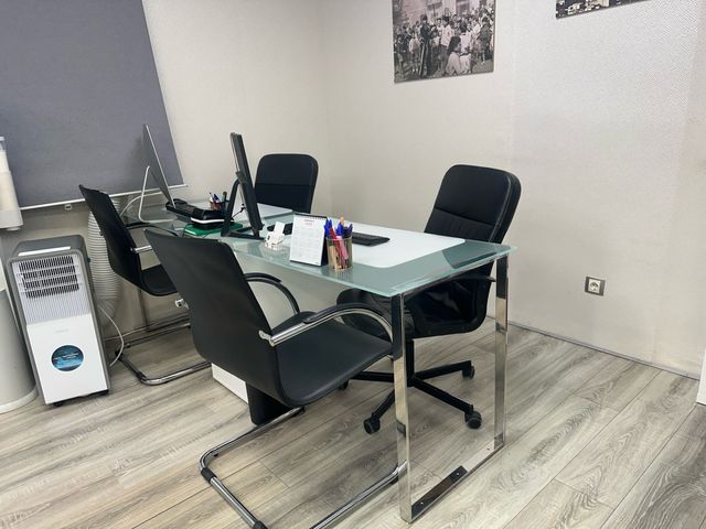 Tavolo da ufficio in vetro e metallo