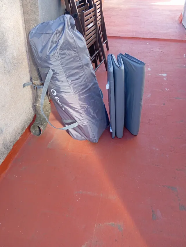 Cuna de viaje con mosquitera y cambiador