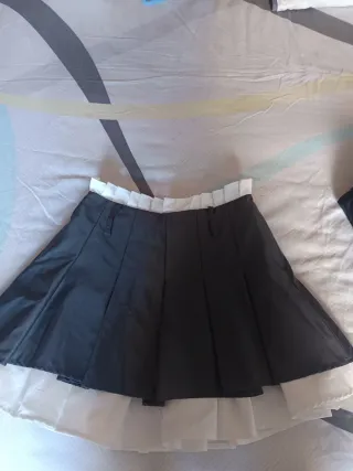 Falda plisada con volantes