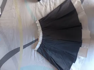 Falda plisada con volantes