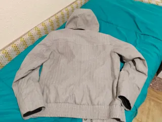 Cazadora deportiva mujer Marca Quechua color gris