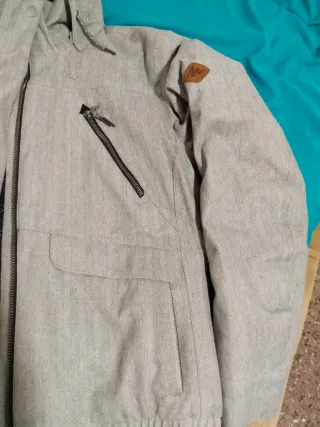 Cazadora deportiva mujer Marca Quechua color gris