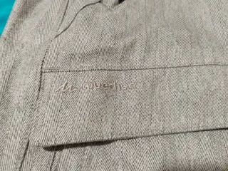 Cazadora deportiva mujer Marca Quechua color gris