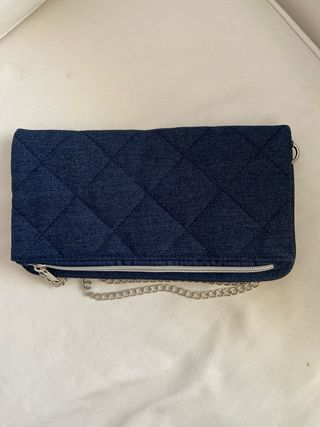 Bolso de tela vaquera con cadena