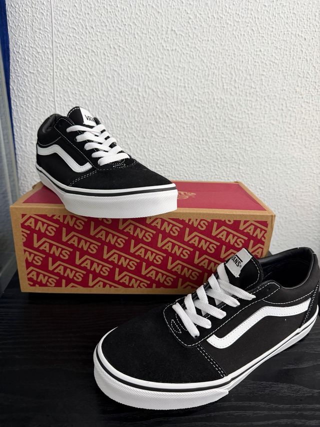 Zapatillas Vans Negras y Blancas WARD