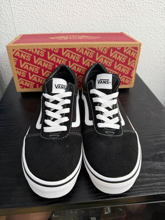 Zapatillas Vans Negras y Blancas WARD