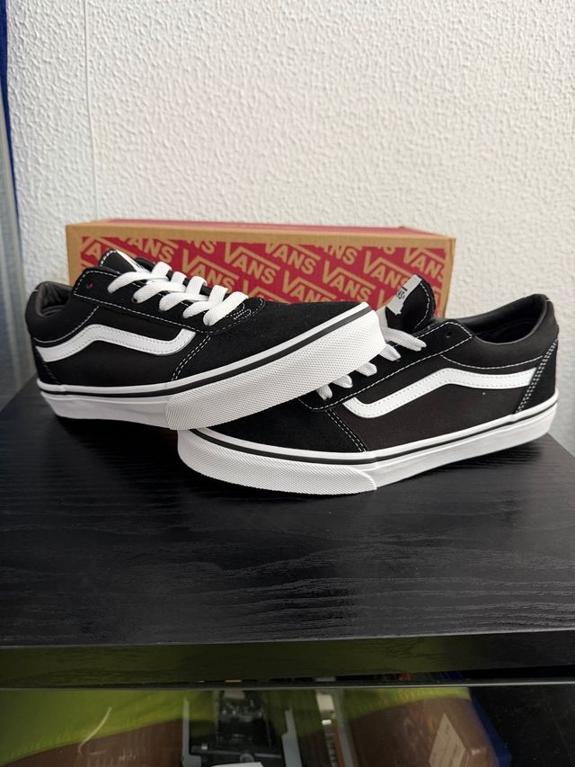Zapatillas Vans Negras y Blancas WARD