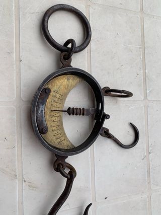 Antica bilancia in ferro e ottone