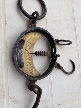 Antica bilancia in ferro e ottone