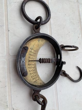 Antica bilancia in ferro e ottone