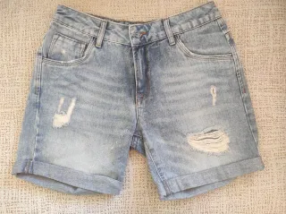 Pantalón vaquero corto desgastado
