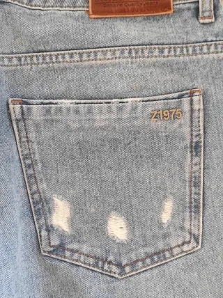 Pantalón vaquero corto desgastado