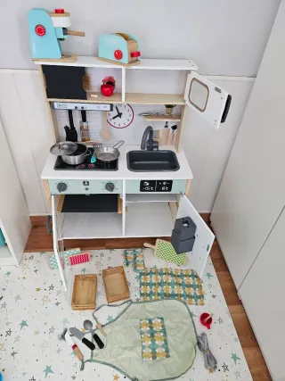 Cocina infantil de madera con accesorios