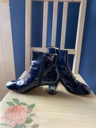 Botines charol azul tacón transparente