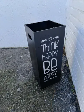 Papelera negra de madera