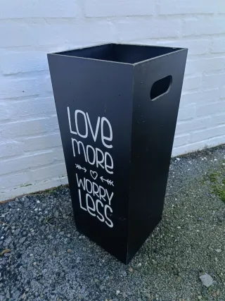 Papelera negra de madera