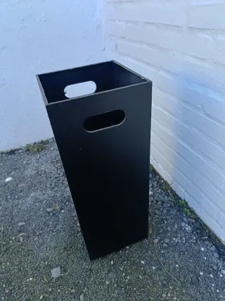 Papelera negra de madera