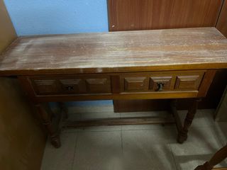 Escritorio de madera con cajones