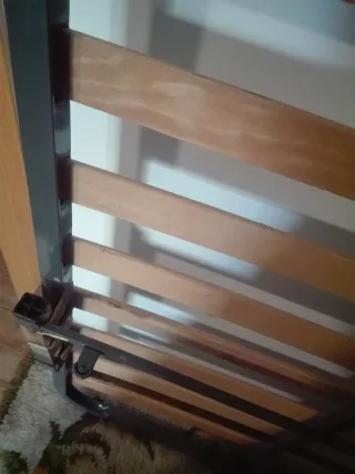 Somier con patas plegables y ruedas.