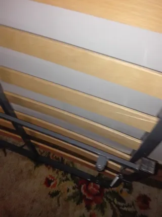 Somier con patas plegables y ruedas.