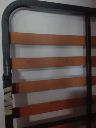 Somier con patas plegables y ruedas.