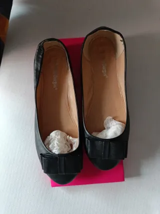 Zapatos planos Pilar Burgos negros con lazo