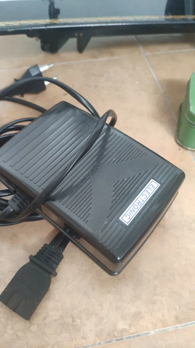 Máquina de coser Alfa antigua