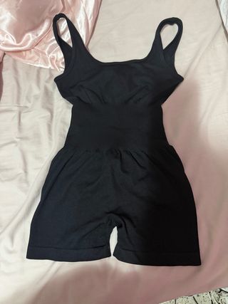 Mono deportivo negro