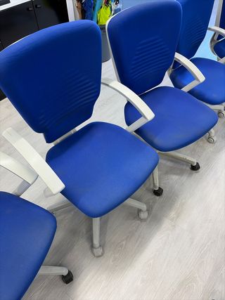 Sillas de oficina azules y blancas
