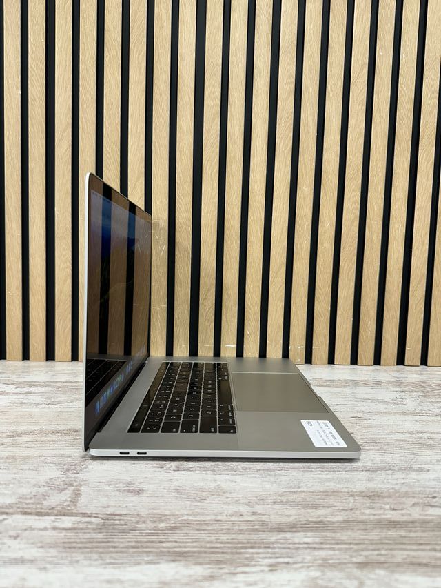 MacBook Pro 15" 2019 i7 16gb 500gb SSD