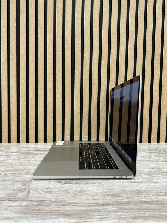 MacBook Pro 15" 2019 i7 16gb 500gb SSD