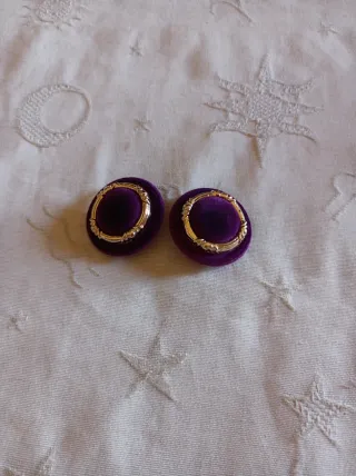 Pendientes de terciopelo morado con aro dorado